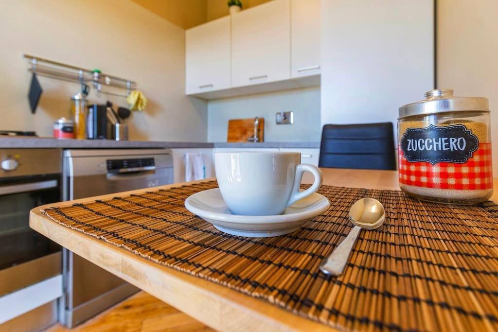 Sunny & Updated Flat With Panoramic City View 50M From M4 Stop Milano Exteriör bild