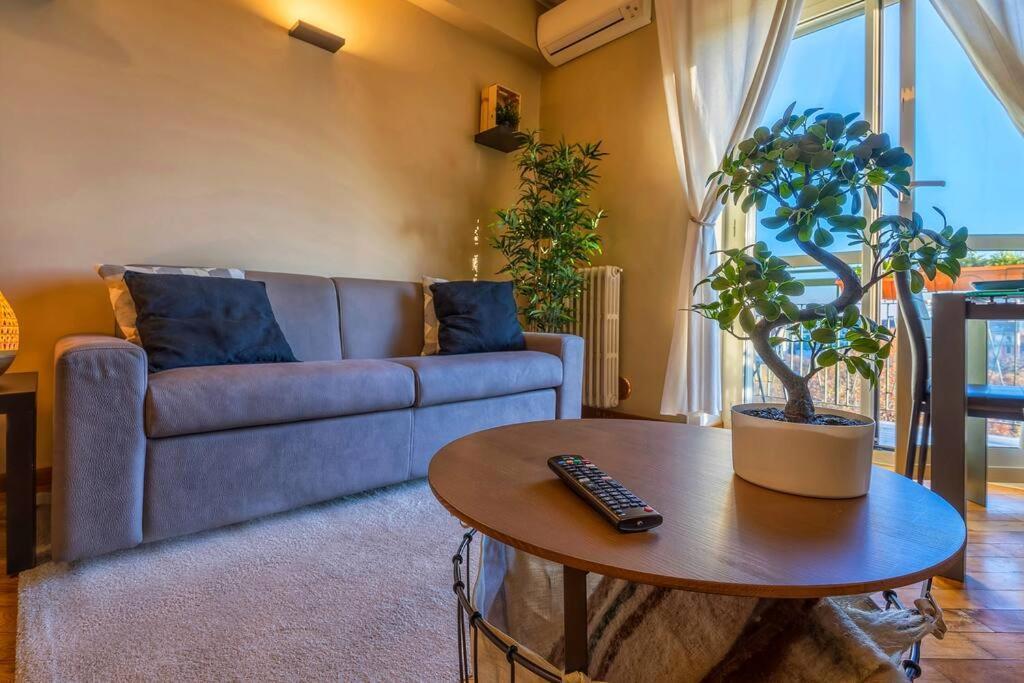 Sunny & Updated Flat With Panoramic City View 50M From M4 Stop Milano Exteriör bild